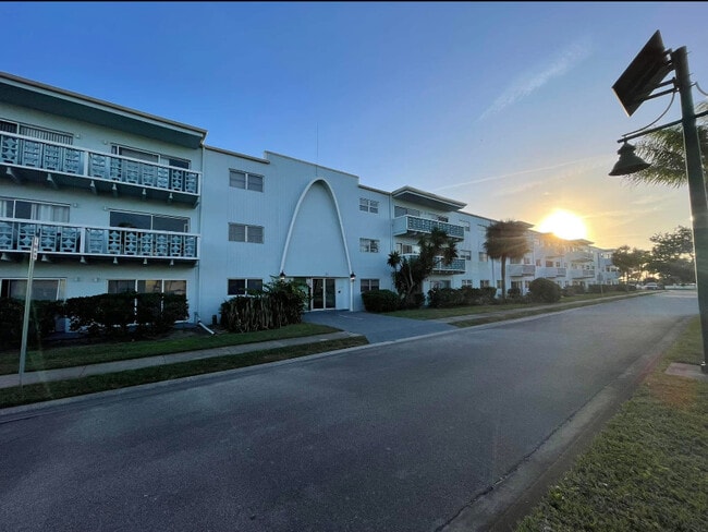223 Columbia Dr, Unit 211 in Cape Canaveral, FL - Building Photo - Building Photo