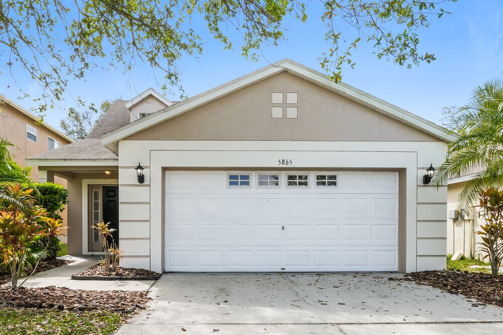 5865 Wrenwater Dr in Lithia, FL - Building Photo