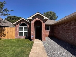 2143 Gilford St in Dallas, TX - Building Photo - Building Photo