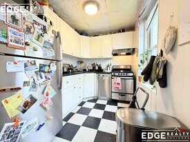 264 Kelton St in Boston, MA - Building Photo