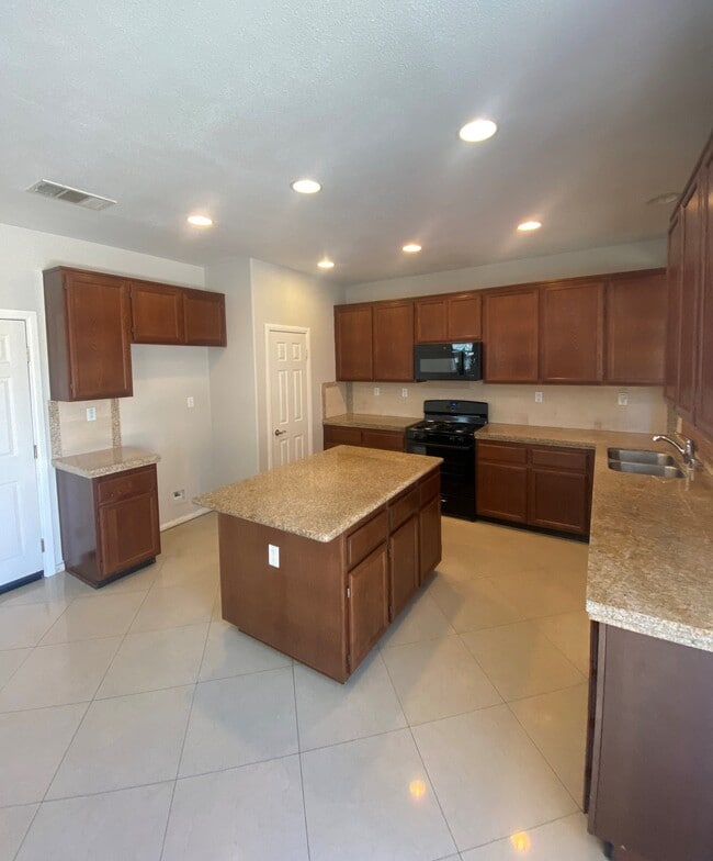 16632 ESCAVERA St in Lake Elsinore, CA - Building Photo - Building Photo
