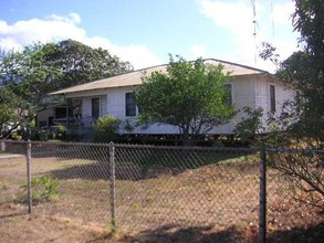 87-204 Kulaaupuni St in Waianae, HI - Foto de edificio - Building Photo