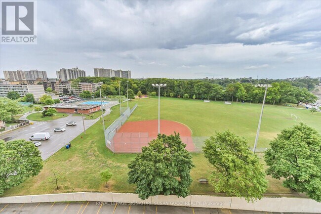 1 Leaside Park Dr in Toronto, ON - Building Photo - Building Photo