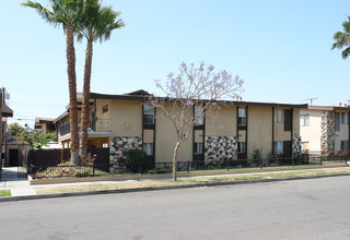 324 E Wakefield Ave in Anaheim, CA - Building Photo - Building Photo