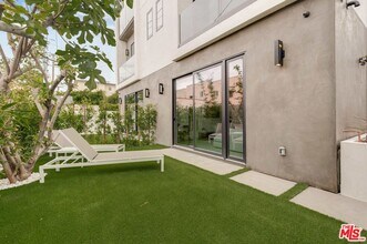 417 1/2 N Curson Ave in Los Angeles, CA - Foto de edificio - Building Photo