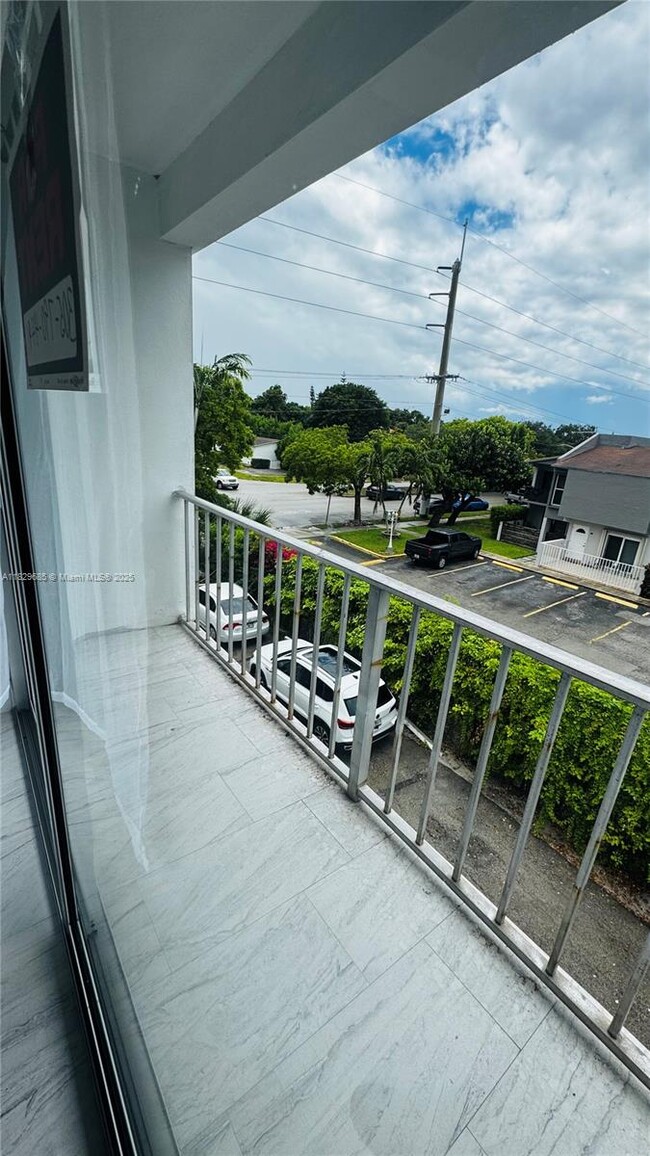 2385 NW 11th St in Miami, FL - Building Photo - Building Photo
