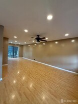 2802 Deerfield Dr in Edison, NJ - Building Photo