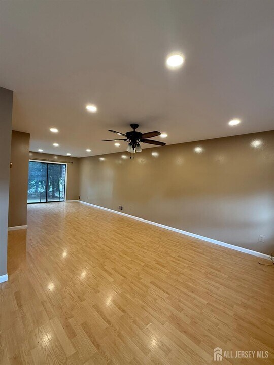 2802 Deerfield Dr in Edison, NJ - Building Photo