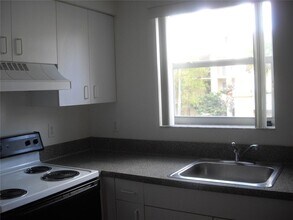 751 N Pine Island Rd, Unit 201 in Plantation, FL - Building Photo - Building Photo