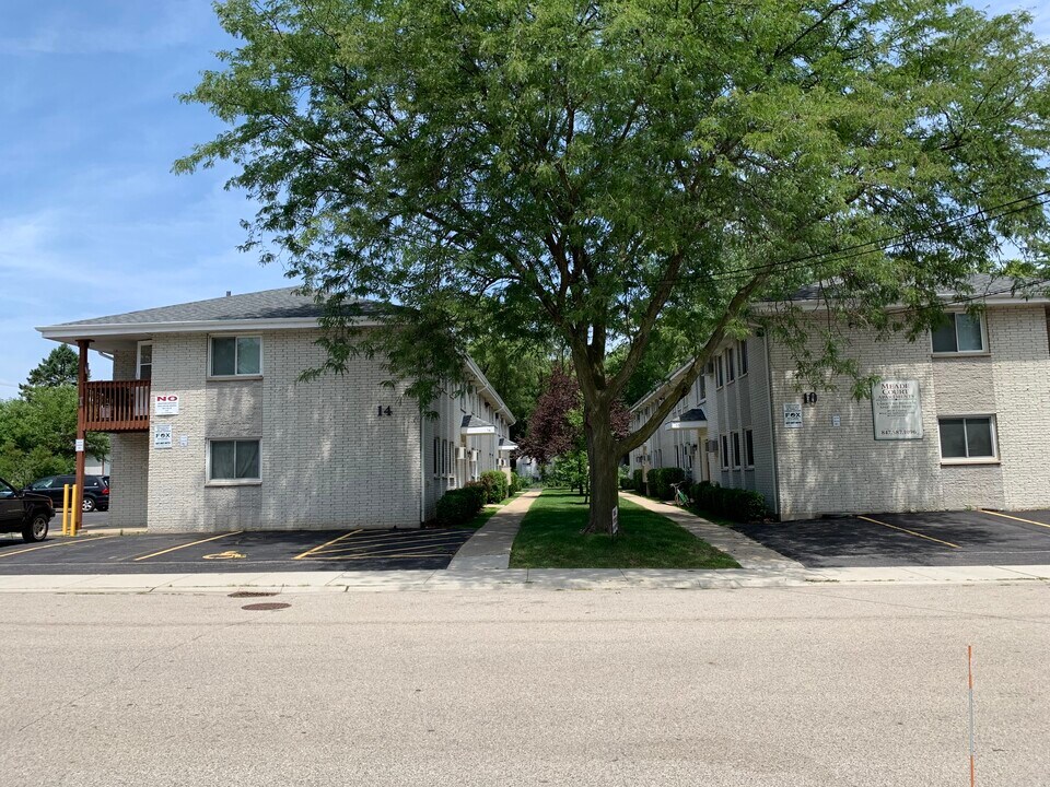 10 Meade Ct, Unit 7 in Fox Lake, IL - Building Photo