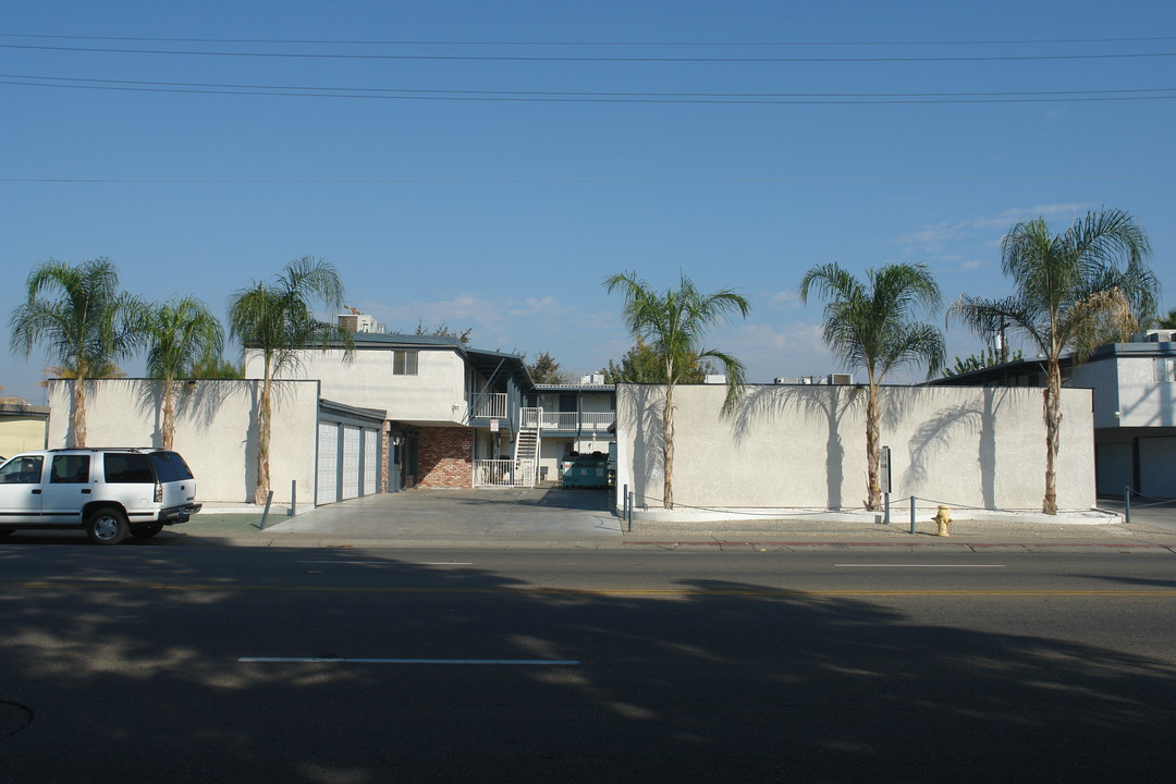 1450 W Walnut Ave in Visalia, CA - Building Photo