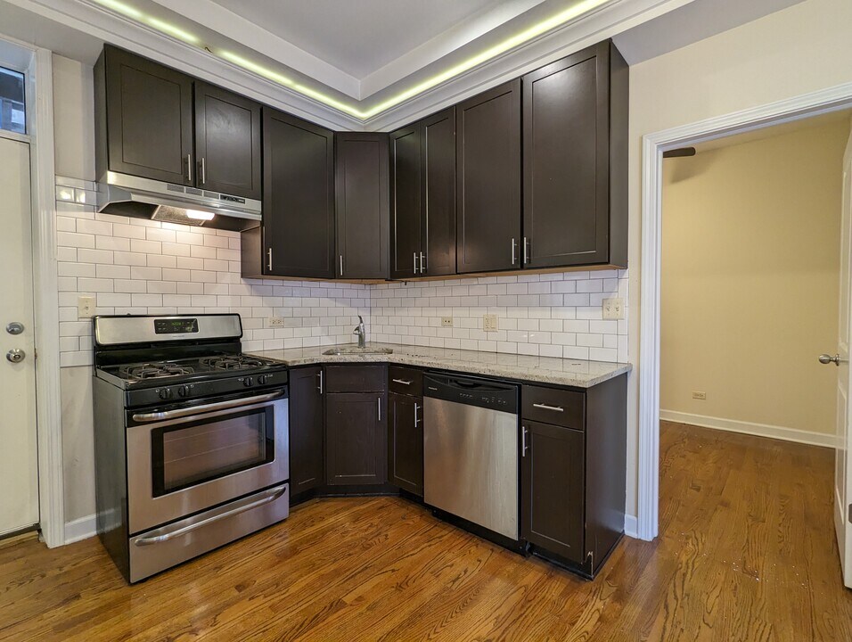 850 W Cornelia Ave, Unit 853-3S in Chicago, IL - Building Photo