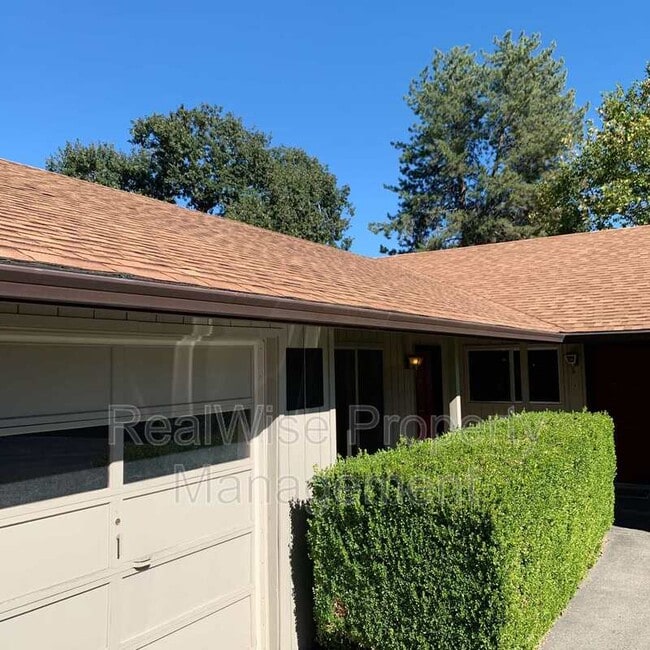 1227 NW Highland Ave in Grants Pass, OR - Building Photo - Building Photo