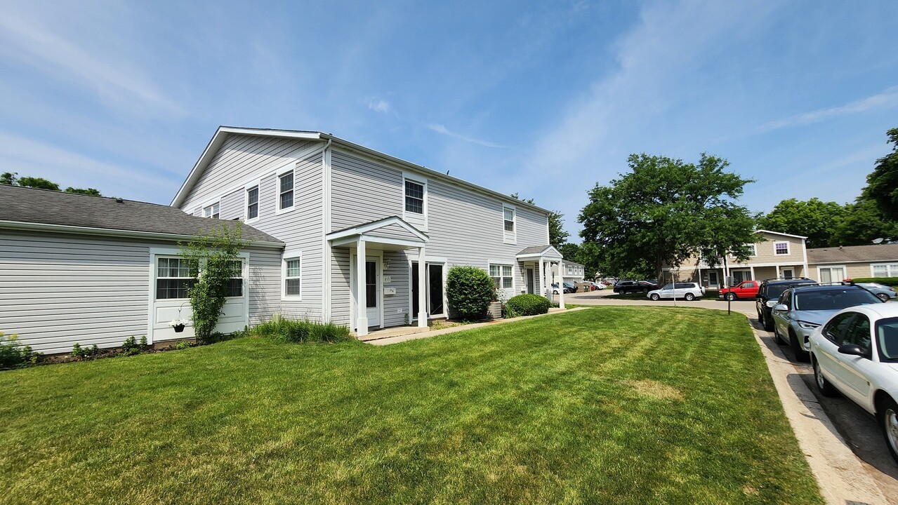 653 Hale Ct in Wheeling, IL - Building Photo
