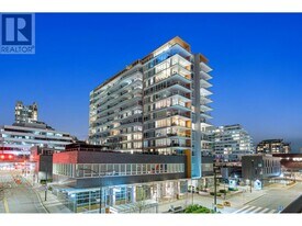 118 Carrie Cates Crt in North Vancouver, BC - Building Photo