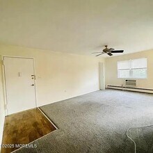 64 Manchester Ct in Freehold, NJ - Building Photo - Building Photo
