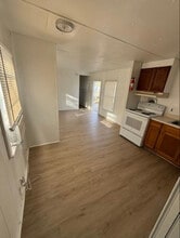 215 Weeks Rd in Cleburne, TX - Foto de edificio - Building Photo