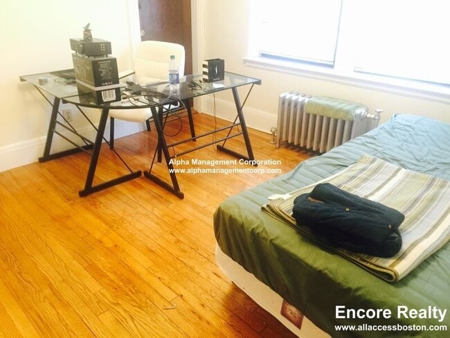 349 Pleasant St in Malden, MA - Foto de edificio - Building Photo