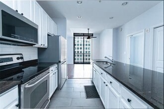 3040 Peachtree Rd in Atlanta, GA - Building Photo - Building Photo