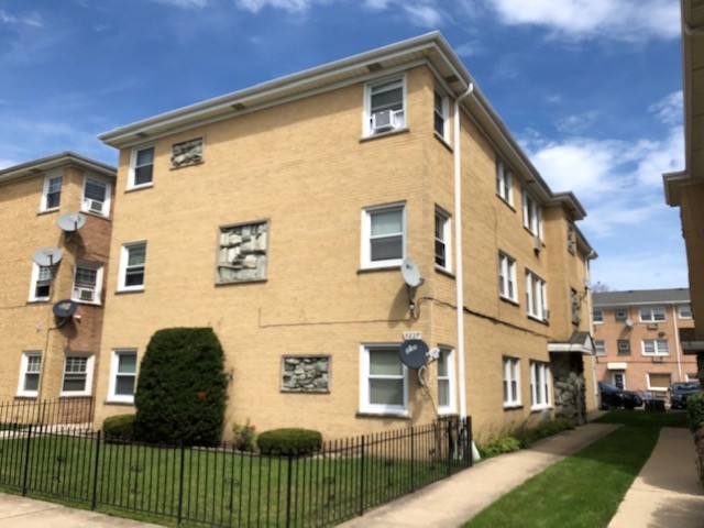 5227 N Oakview St in Chicago, IL - Building Photo