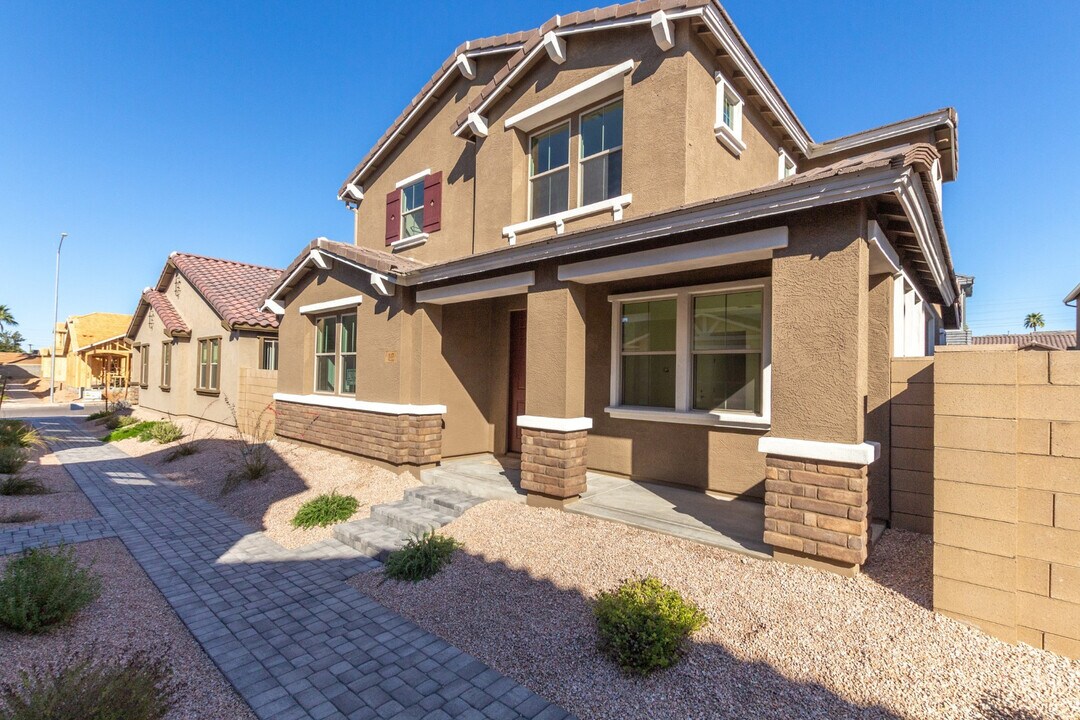 317 N 56th Pl in Mesa, AZ - Building Photo