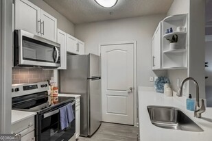 2900 Pharr Ct S Northwest in Atlanta, GA - Building Photo