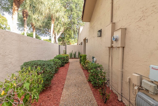 6876 Palmar Ct in Boca Raton, FL - Building Photo - Building Photo