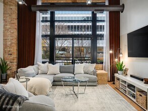 525 W Superior St in Chicago, IL - Building Photo - Building Photo