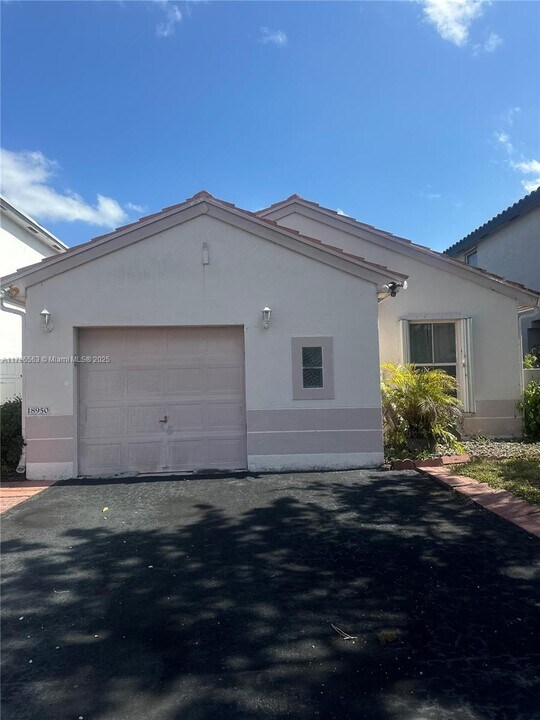 18950 NW 22nd St in Pembroke Pines, FL - Building Photo