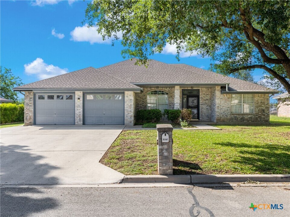 1625 Sunnybrook Dr in New Braunfels, TX - Building Photo
