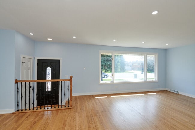 8544 W Roseview Dr in Niles, IL - Building Photo - Building Photo