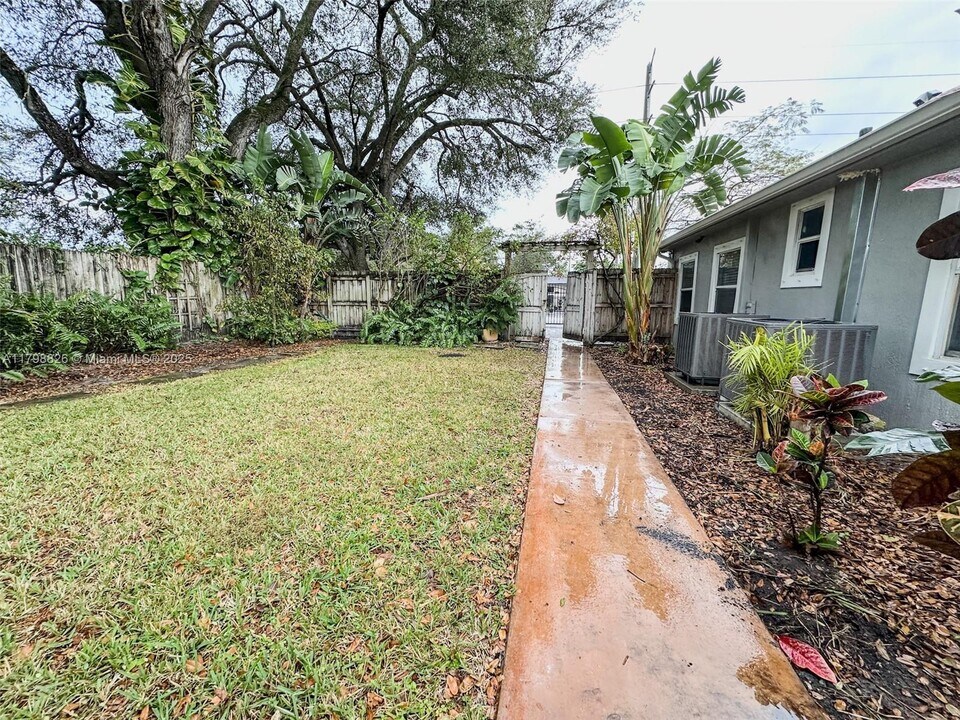2815 NW 88th St in Miami, FL - Building Photo