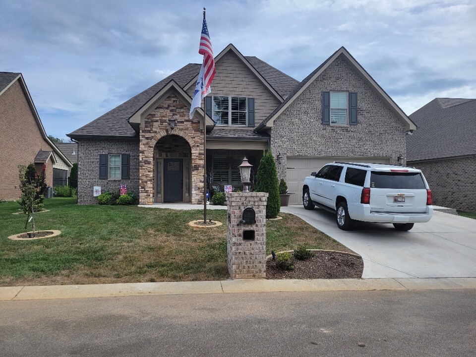 433 Chimney Rock Dr in Lenoir City, TN - Foto de edificio
