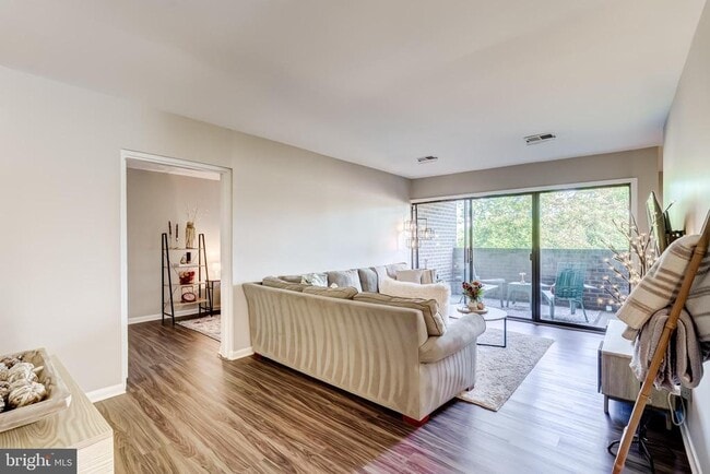 11260 Chestnut Grove Square in Reston, VA - Building Photo - Building Photo