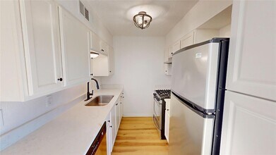 2705 Windswept Cove, Unit 103 in Austin, TX - Building Photo - Building Photo