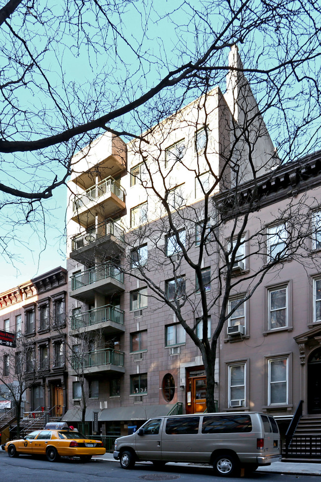 325 W 51st St in New York, NY - Building Photo - Building Photo