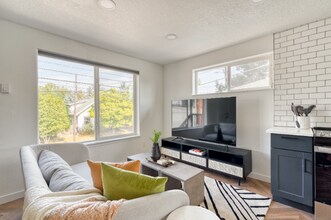 5222 SE Holgate Blvd in Portland, OR - Foto de edificio - Building Photo