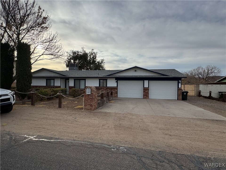 3641 N Skylark Rd in Kingman, AZ - Building Photo