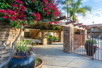 Fairway Village Apartments in Anaheim, CA - Foto de edificio - Building Photo