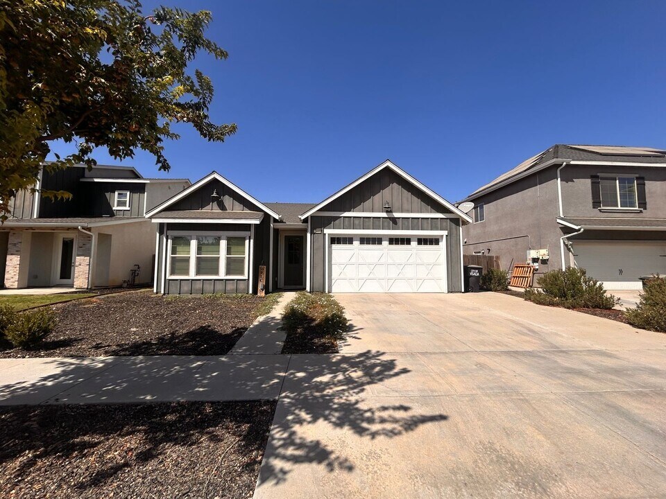 2441 N Divisadero St in Visalia, CA - Building Photo