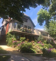 2861 N Hackett Ave, Unit Lower 2861 in Milwaukee, WI - Building Photo
