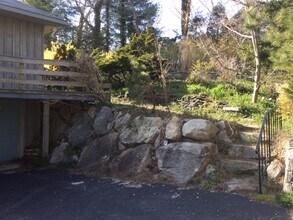 2 Pine Hill Rd in Bourne, MA - Foto de edificio - Building Photo