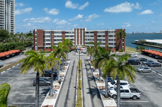 Shores Condominium in Miami Shores, FL - Building Photo - Building Photo