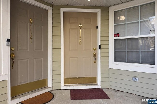 1120 Hyde Park Ct in Mahwah, NJ - Building Photo - Building Photo