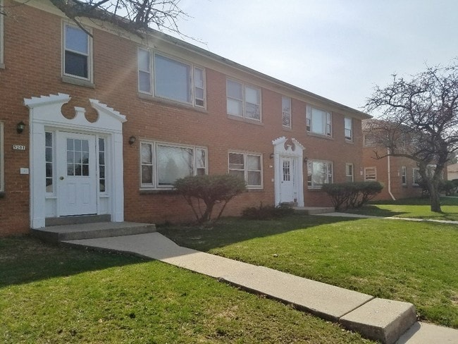 5201 W Howard Ave, Unit 1 in Milwaukee, WI - Building Photo - Building Photo