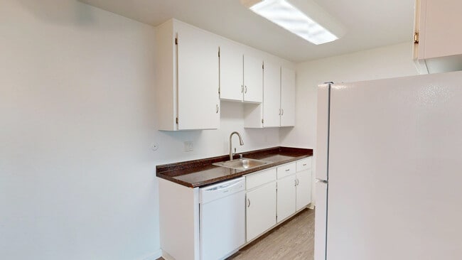 402 Alameda del Prado in Novato, CA - Building Photo - Building Photo