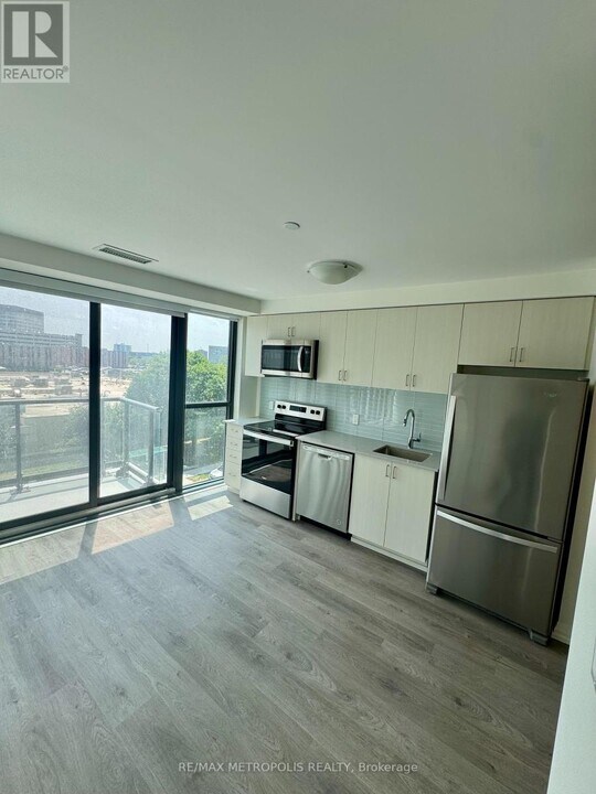325-325 Yorkland Blvd in Toronto, ON - Building Photo
