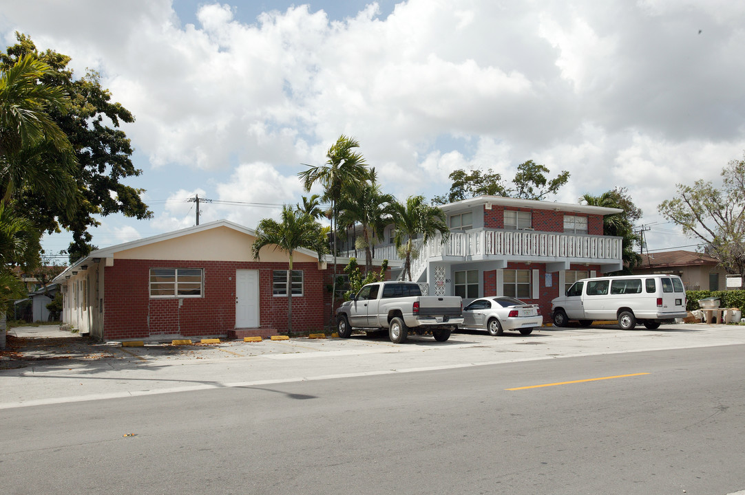 74-80 W 8th St in Hialeah, FL - Building Photo