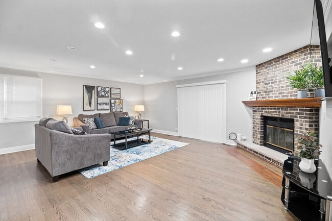 1908 Kingsley Dr in Schaumburg, IL - Building Photo - Building Photo