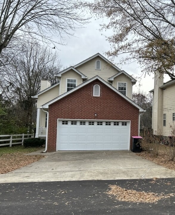 1001 Lassiter Dr in Goodlettsville, TN - Building Photo